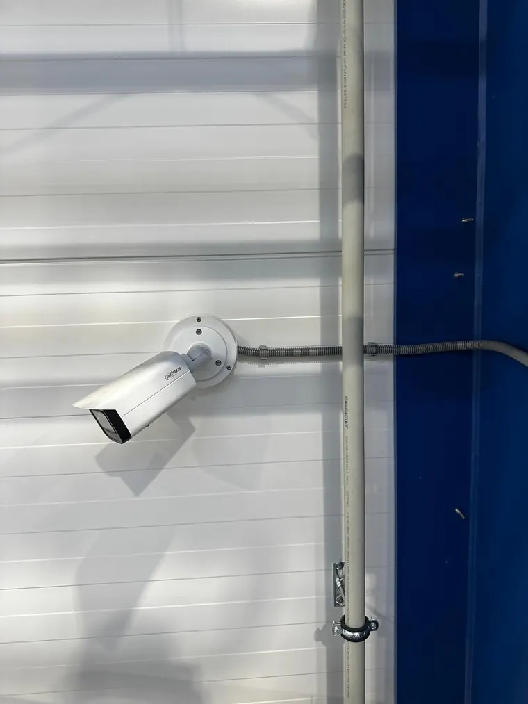 Bezpečnostná kamera a kabeláž v priemyselnej hale