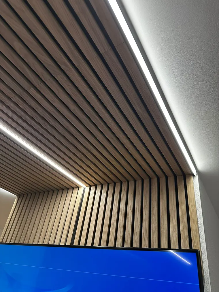 Zabudované LED osvetlenie v drevenom podhľade