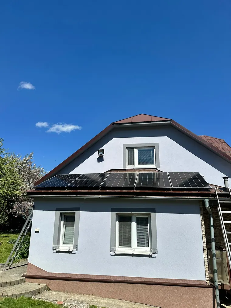 Solárne panely na šikmej streche rodinného domu